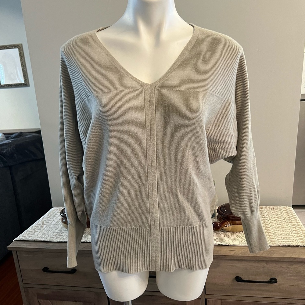 Athleisure tan ribbed vneck sweater